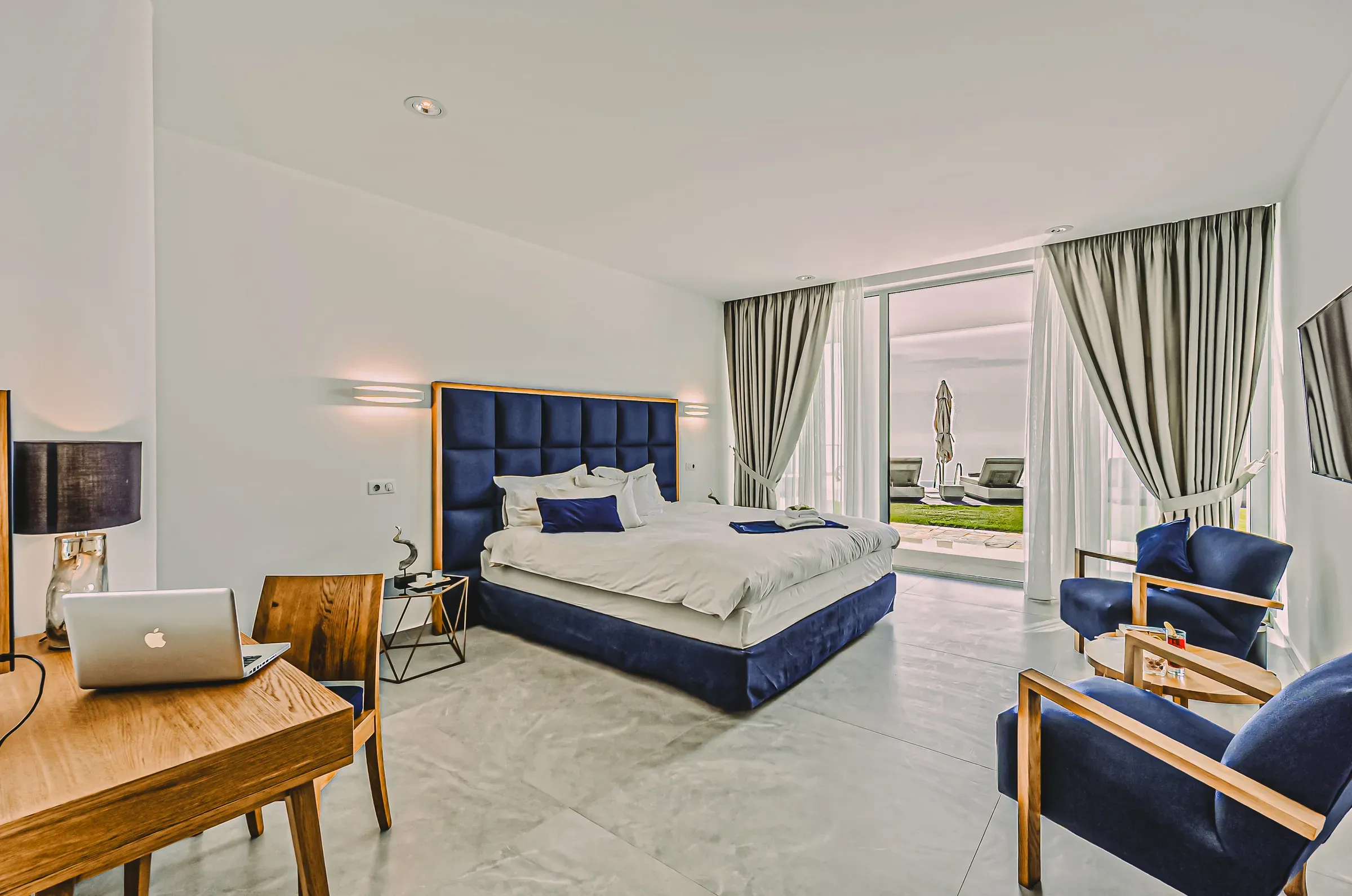 Bedroom with access to the balcony