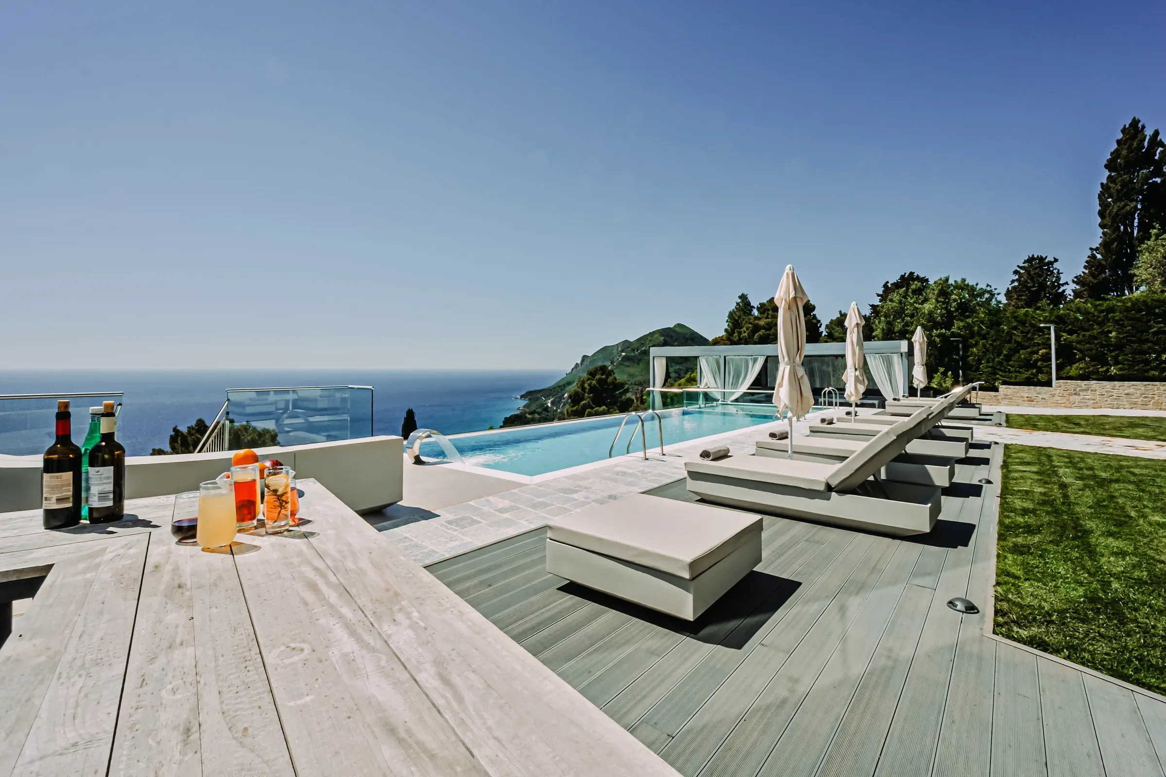 Infinity pool with sea view and refreshments